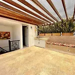 Gorgeous 8 Bedroom House W/ Pool In The Old City