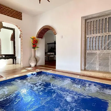 Сasa de vacaciones Gorgeous 8 Bedroom House W/ Pool In The Old Cartagena